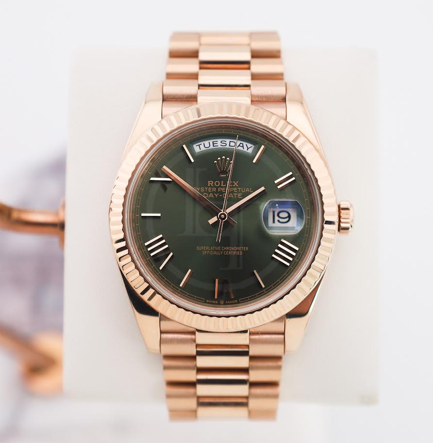 0_4ff47bd0-be11-4a28-b610-4132e225e605.jpg Rolex Day-Date 40 Rose Gold Olive Green Roman Dial & Fluted Bezel President Bracelet 228235 - - 图片 1