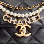 CHANEL Pearl Logo Lambskin Flap Bag - Black - 图片 11