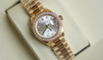Rolex Lady-Datejust 28 – Yellow Gold with Diamond Bezel & Silver Dial Ref. 279138RBR - 图片 2