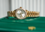 Rolex Lady-Datejust 28 – Yellow Gold with Diamond Bezel & Silver Dial Ref. 279138RBR - 图片 3