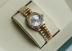 Rolex Lady-Datejust 28 – Yellow Gold with Diamond Bezel & Silver Dial Ref. 279138RBR - 图片 5