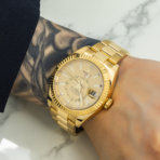 Rolex Sky-Dweller 326938 42mm 18k Yellow Gold Champagne Dial with Champagne Hour Markers – Oyster Bracelet (Year: 2020-2024) - 图片 6