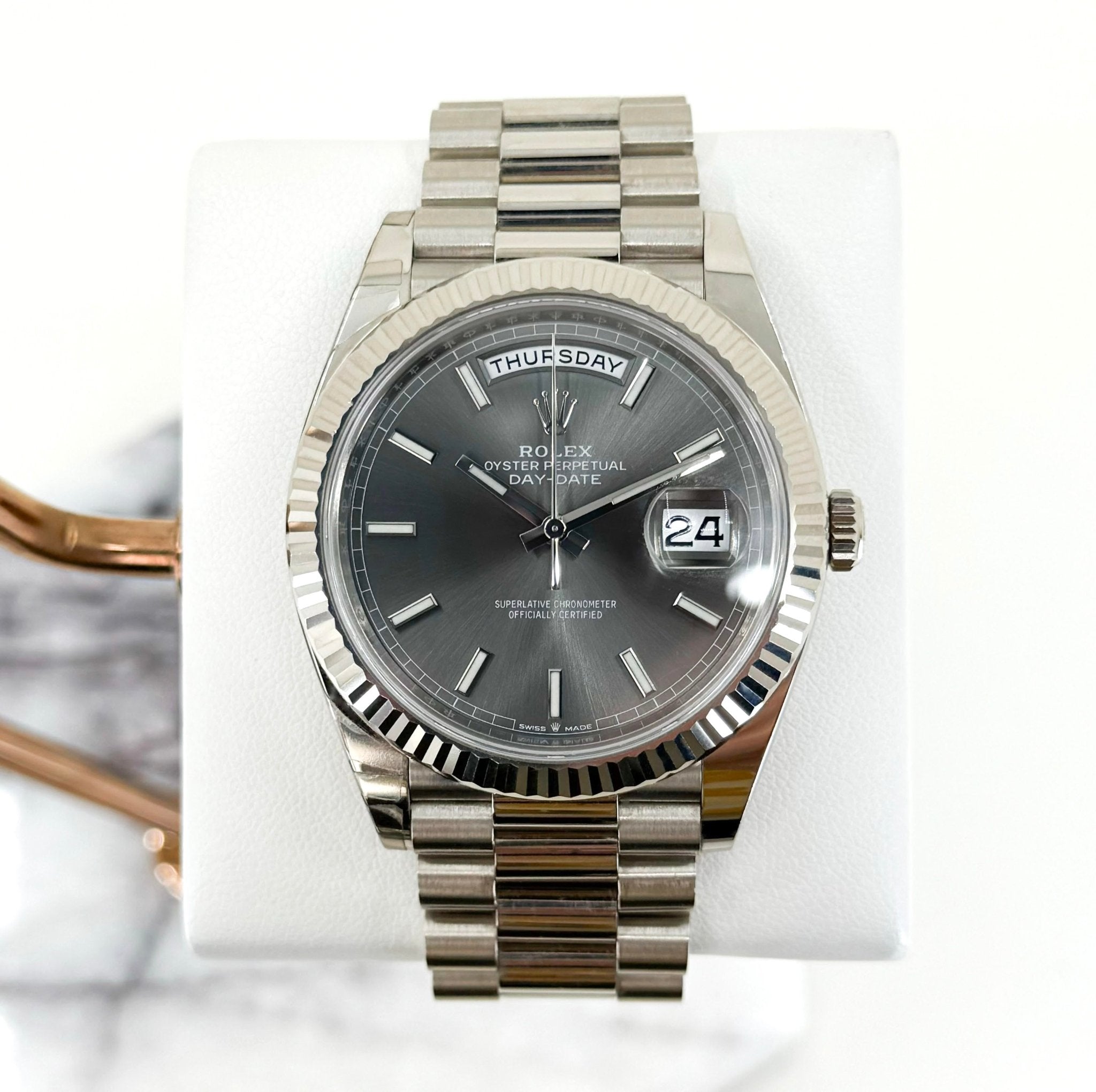 rolex-day-date-40-white-gold-slate-dial-index-dial-fluted-bezel-president-bracelet-228239-713369.jpg Rolex Day-Date 40 White Gold Slate Dial Index Dial & Fluted Bezel President Bracelet 228239 - 图片 1